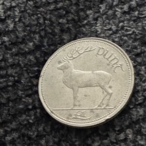 1990 1st Year Irish One Punt Pound Coin with Deer and Harp Design Retired